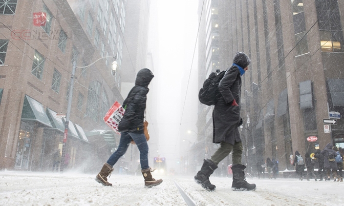 狂风暴雪袭击多伦多 交通大乱