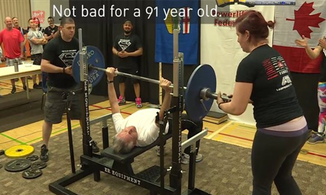 不服老：91岁加拿大男子举起144磅杠铃