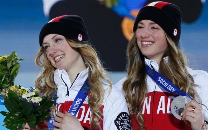 索契冬奥会加拿大姐妹在女子自由式滑雪领奖台上