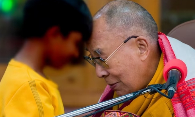 达赖喇嘛道歉：他与男童互动视频引发批评