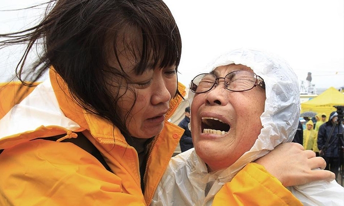 韩国沉船失踪乘客家属因悲伤过度昏厥（组图）