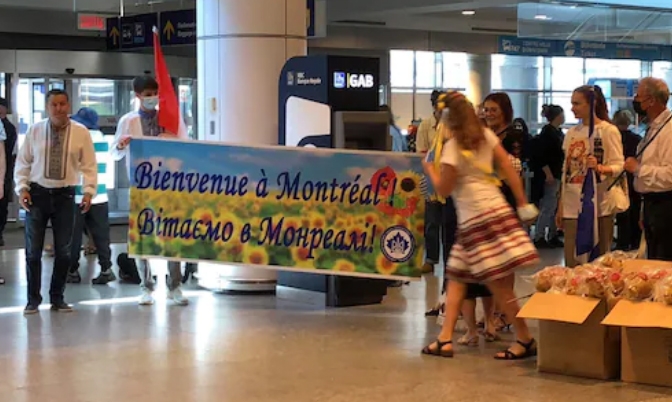 加拿大运载乌克兰难民的第二架飞机抵达蒙市