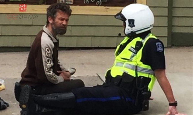 加拿大警察与乞丐并排坐 照片在网上引好评
